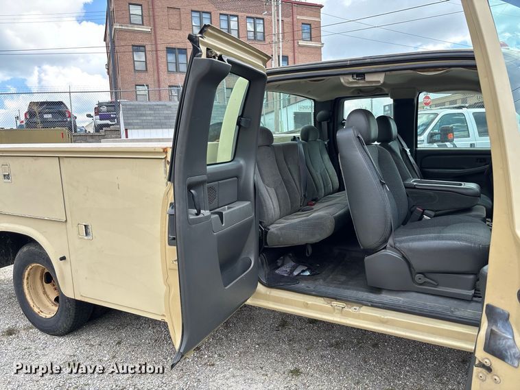 image for item DZ4520 2007 Chevrolet Silverado 3500 Ext. Cab utility bed pickup truck