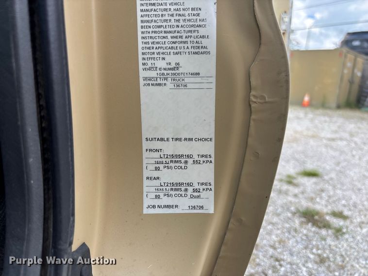 image for item DZ4520 2007 Chevrolet Silverado 3500 Ext. Cab utility bed pickup truck