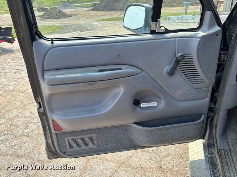 image for item DZ4525 1996 Ford F150 XL pickup truck