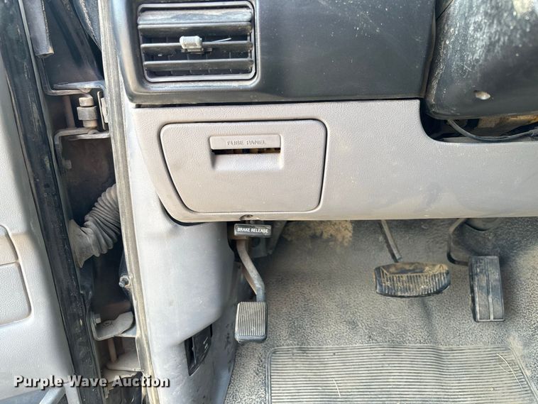 image for item DZ4525 1996 Ford F150 XL pickup truck