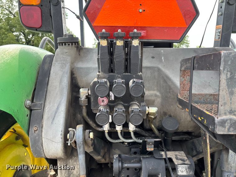 image for item DZ4540 2006 John Deere 5525 tractor