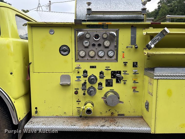 image for item EO4445 1972 Ford 900 pumper fire truck
