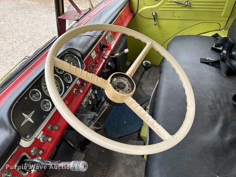 image for item EO4445 1972 Ford 900 pumper fire truck