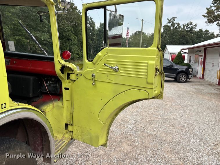image for item EO4445 1972 Ford 900 pumper fire truck