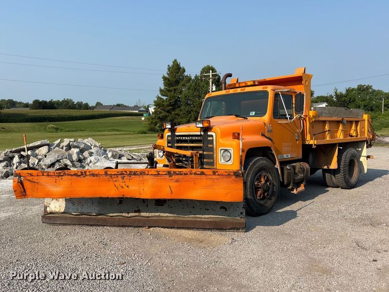 image for item ER3205 1985 Navistar 1954 dump truck