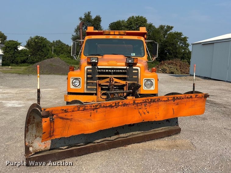 image for item ER3205 1985 Navistar 1954 dump truck