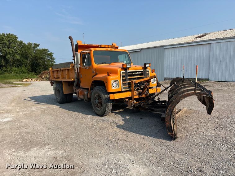 image for item ER3205 1985 Navistar 1954 dump truck