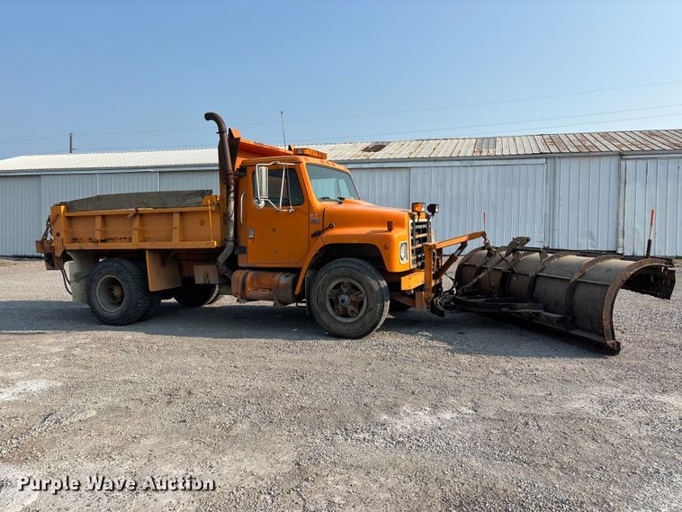 image for item ER3205 1985 Navistar 1954 dump truck