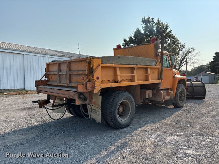 image for item ER3205 1985 Navistar 1954 dump truck