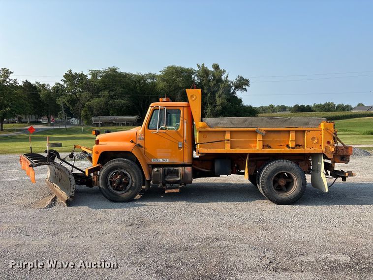 image for item ER3205 1985 Navistar 1954 dump truck