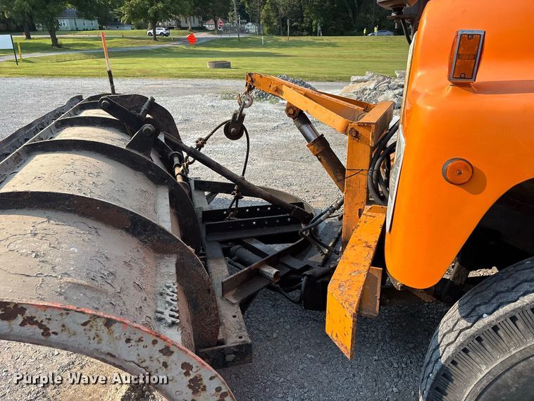 image for item ER3205 1985 Navistar 1954 dump truck