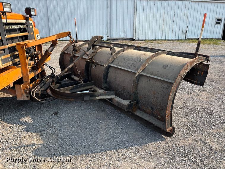 image for item ER3205 1985 Navistar 1954 dump truck
