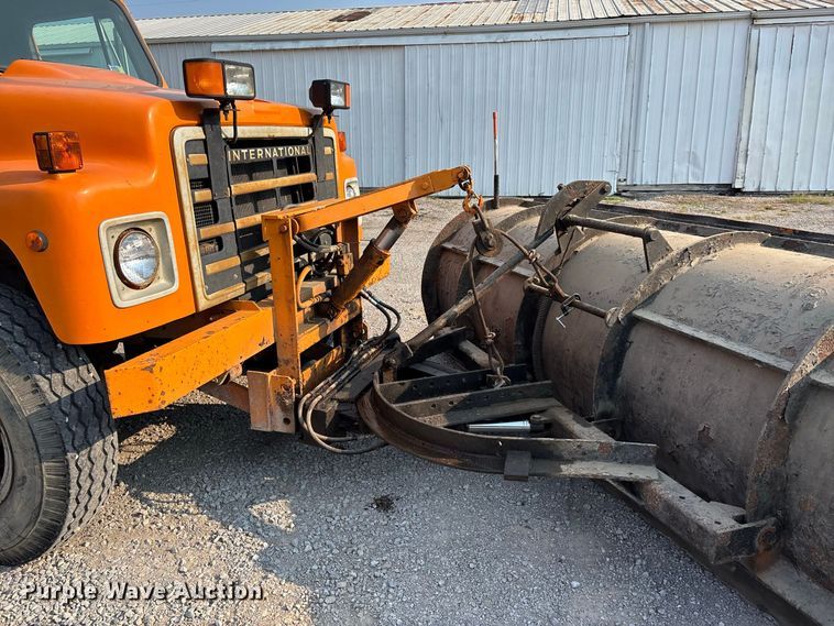 image for item ER3205 1985 Navistar 1954 dump truck