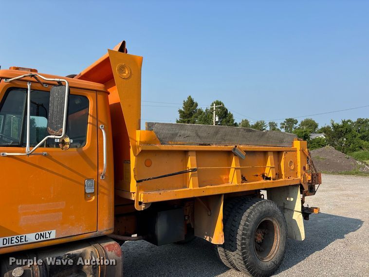 image for item ER3205 1985 Navistar 1954 dump truck