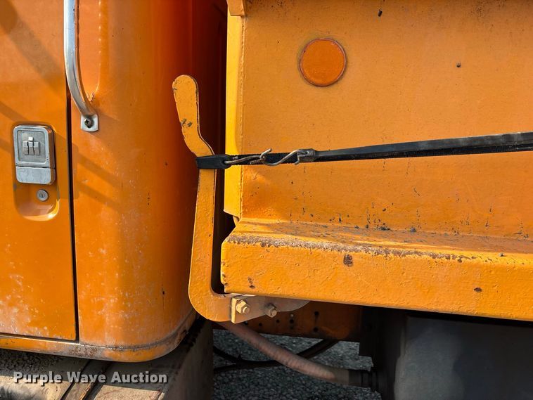 image for item ER3205 1985 Navistar 1954 dump truck