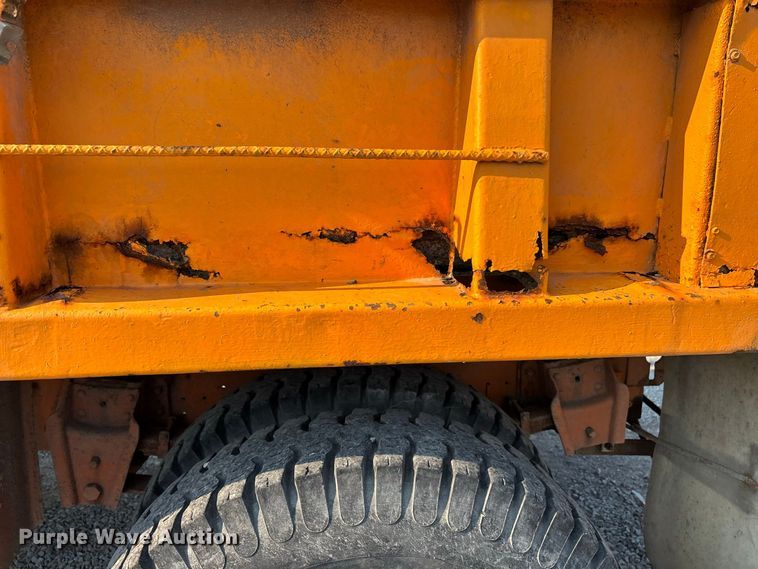 image for item ER3205 1985 Navistar 1954 dump truck