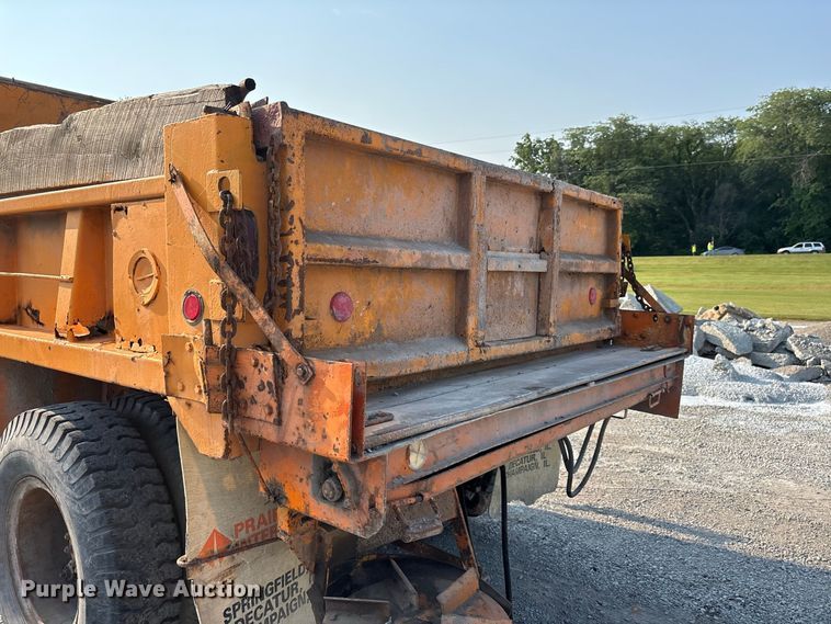 image for item ER3205 1985 Navistar 1954 dump truck