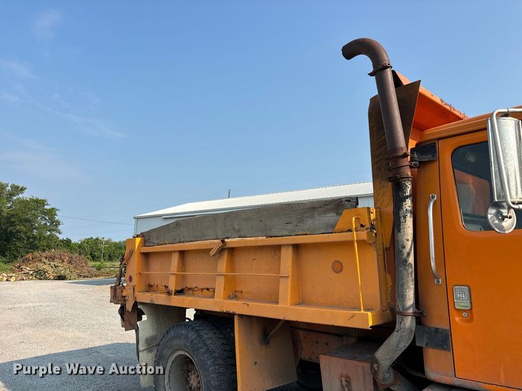 image for item ER3205 1985 Navistar 1954 dump truck
