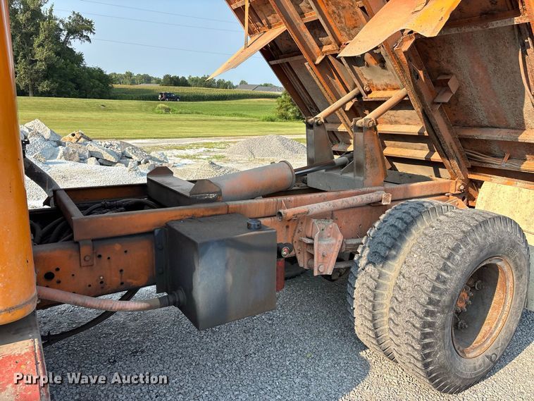 image for item ER3205 1985 Navistar 1954 dump truck