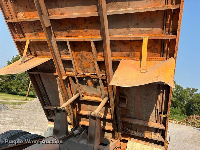 image for item ER3205 1985 Navistar 1954 dump truck
