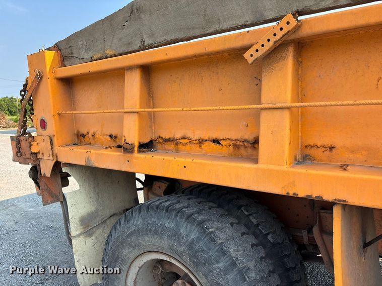 image for item ER3205 1985 Navistar 1954 dump truck