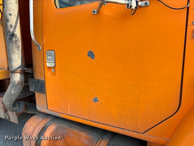 image for item ER3205 1985 Navistar 1954 dump truck
