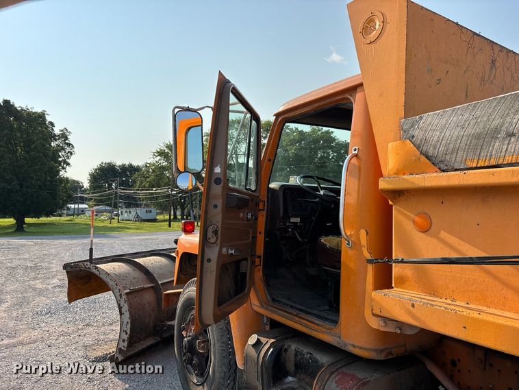image for item ER3205 1985 Navistar 1954 dump truck