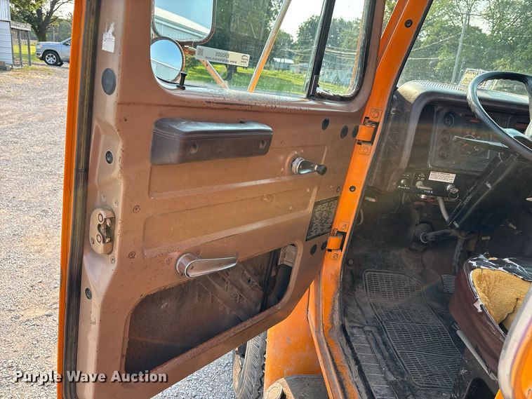 image for item ER3205 1985 Navistar 1954 dump truck
