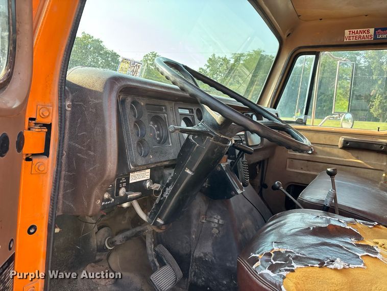 image for item ER3205 1985 Navistar 1954 dump truck