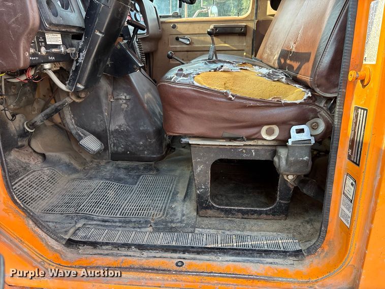 image for item ER3205 1985 Navistar 1954 dump truck