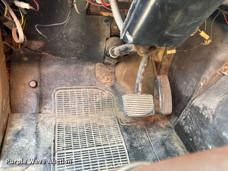 image for item ER3205 1985 Navistar 1954 dump truck