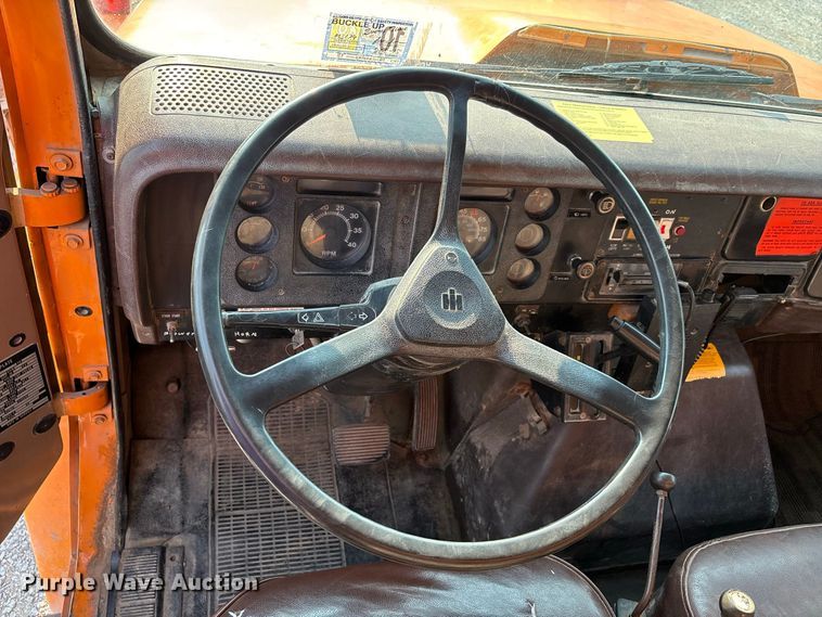 image for item ER3205 1985 Navistar 1954 dump truck