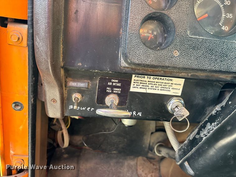 image for item ER3205 1985 Navistar 1954 dump truck