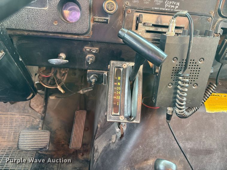 image for item ER3205 1985 Navistar 1954 dump truck