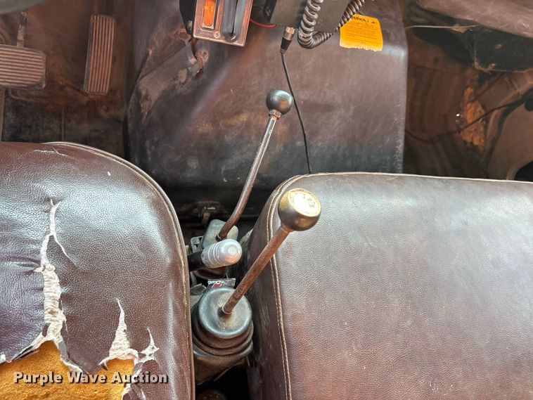image for item ER3205 1985 Navistar 1954 dump truck