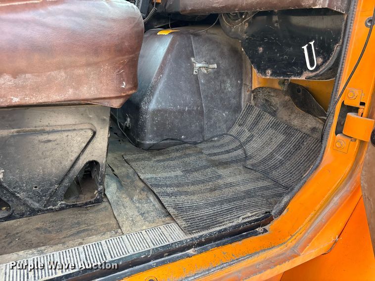 image for item ER3205 1985 Navistar 1954 dump truck