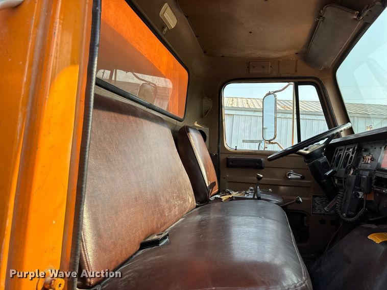 image for item ER3205 1985 Navistar 1954 dump truck