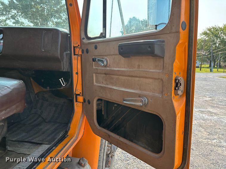 image for item ER3205 1985 Navistar 1954 dump truck