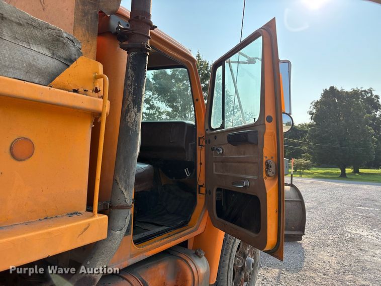 image for item ER3205 1985 Navistar 1954 dump truck