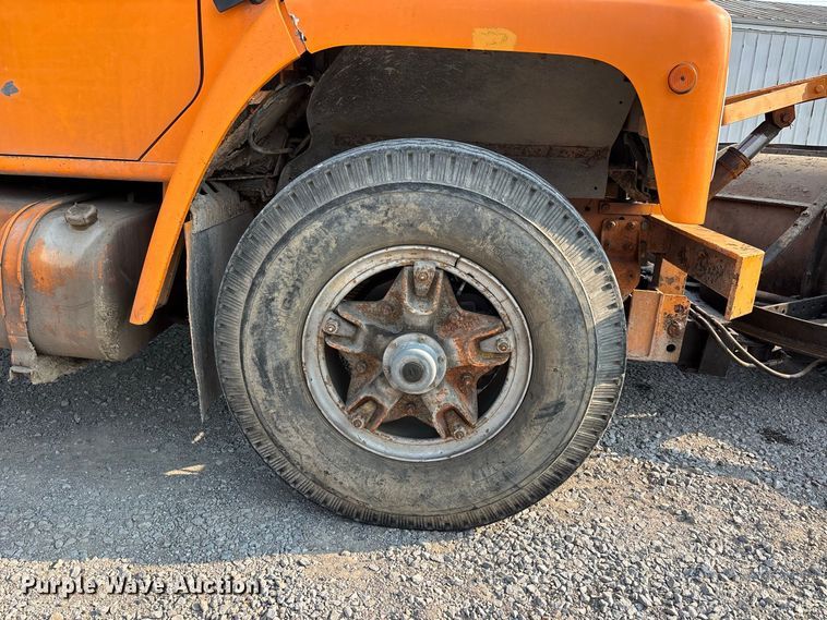 image for item ER3205 1985 Navistar 1954 dump truck