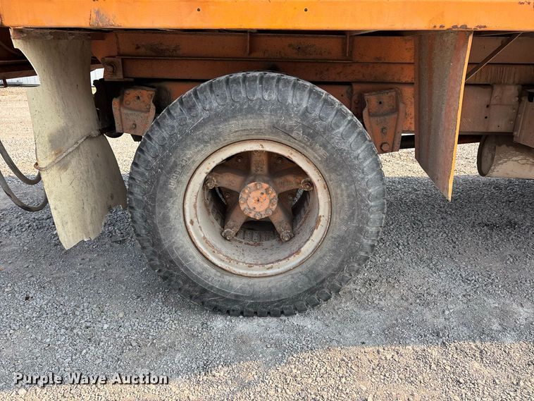 image for item ER3205 1985 Navistar 1954 dump truck
