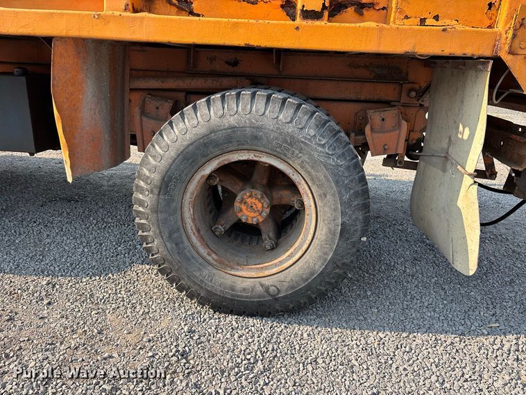 image for item ER3205 1985 Navistar 1954 dump truck