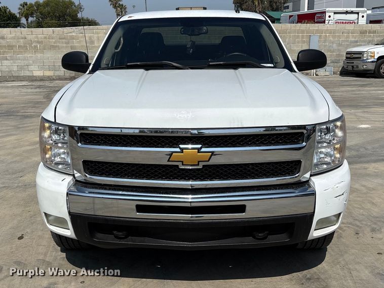 image for item ER7590 2007 Chevrolet Silverado 1500 Ext. Cab flatbed pickup truck
