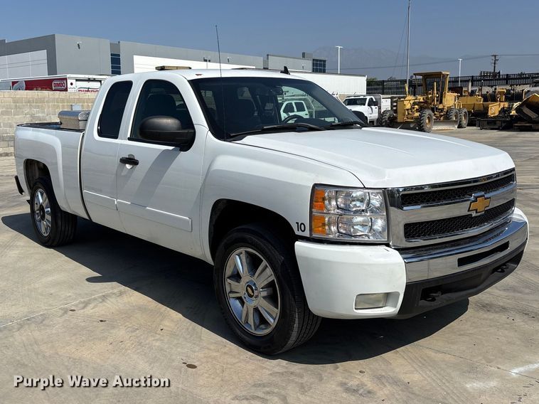 image for item ER7590 2007 Chevrolet Silverado 1500 Ext. Cab flatbed pickup truck