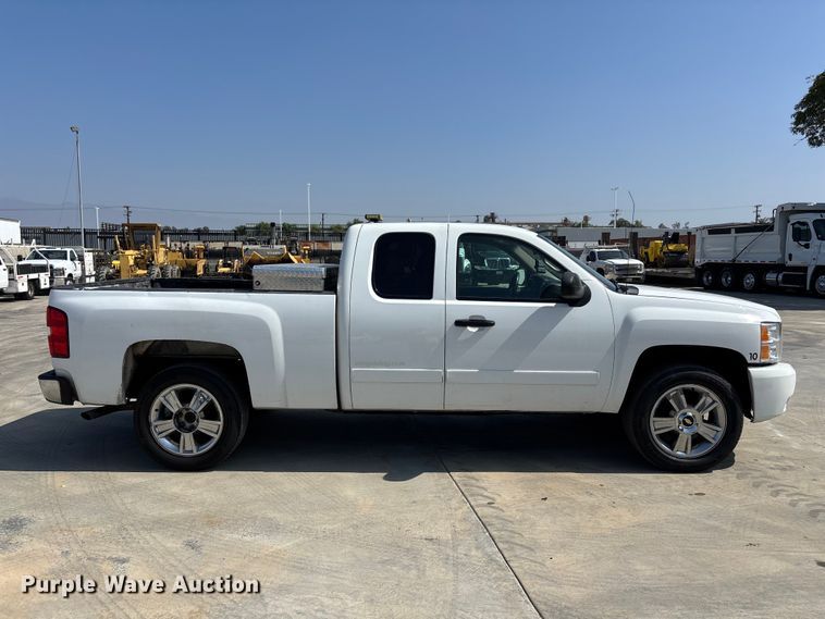 image for item ER7590 2007 Chevrolet Silverado 1500 Ext. Cab flatbed pickup truck