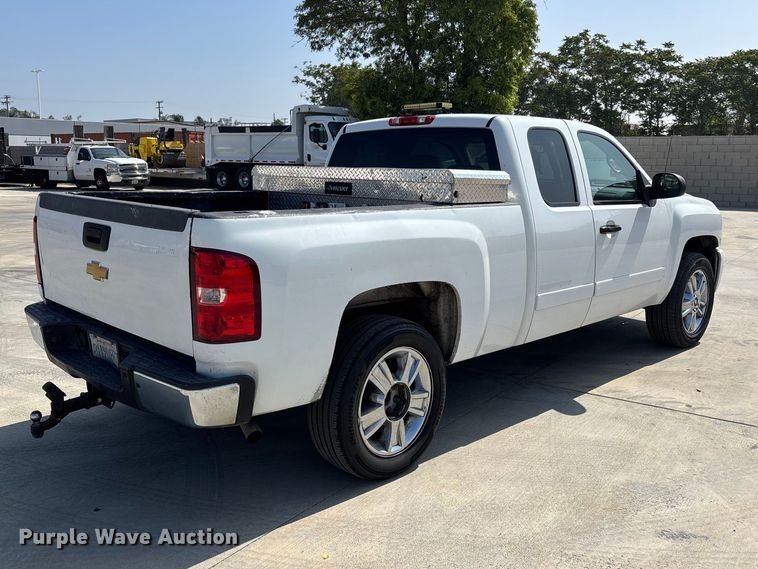 image for item ER7590 2007 Chevrolet Silverado 1500 Ext. Cab flatbed pickup truck