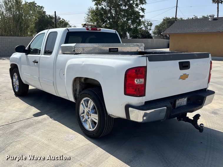image for item ER7590 2007 Chevrolet Silverado 1500 Ext. Cab flatbed pickup truck
