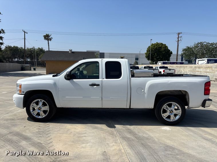 image for item ER7590 2007 Chevrolet Silverado 1500 Ext. Cab flatbed pickup truck
