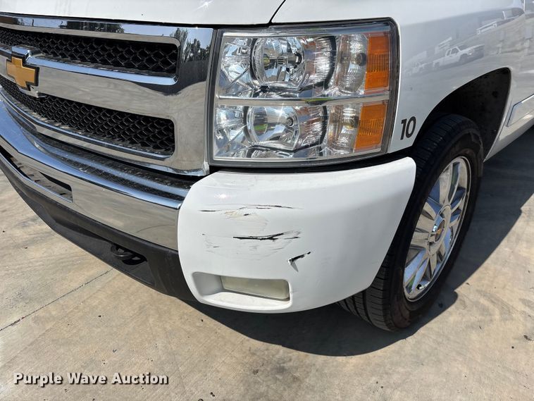 image for item ER7590 2007 Chevrolet Silverado 1500 Ext. Cab flatbed pickup truck