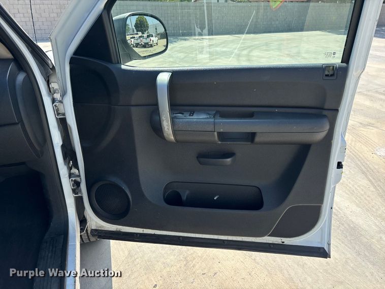 image for item ER7590 2007 Chevrolet Silverado 1500 Ext. Cab flatbed pickup truck